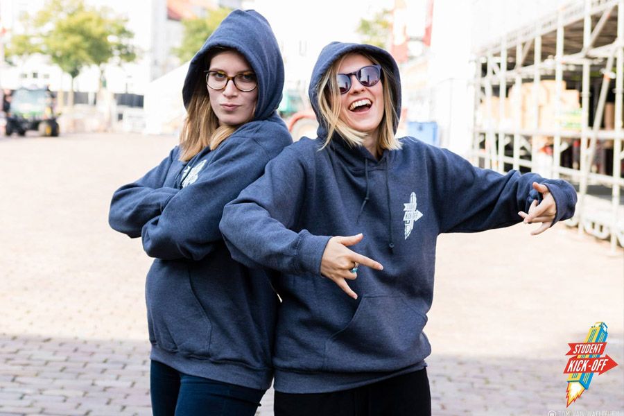 2 dames in blauwe hoodies van student kick off event in Gent